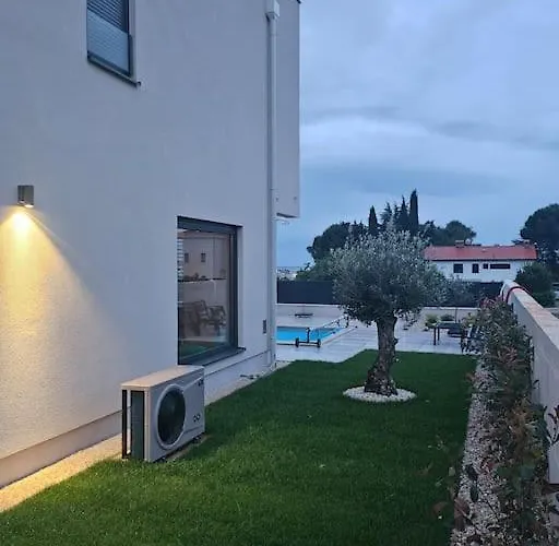 Chandra Villa, Stylish Seaside With Private Salt 10 M Pool Villa Novigrad Istria