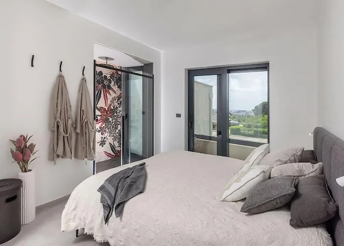 Chandra Villa, Stylish Seaside With Private Salt 10 M Pool Novigrad Istria