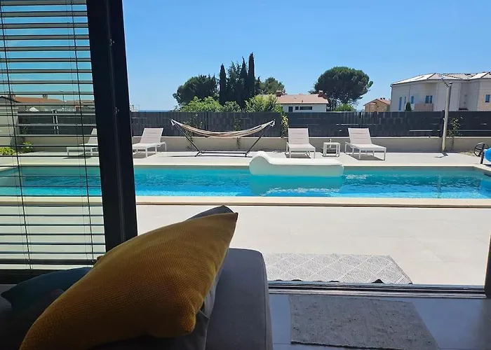 Chandra Villa, Stylish Seaside With Private Salt 10 M Pool Novigrad Istria