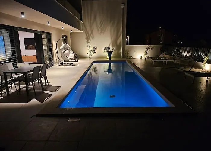 Chandra Villa, Stylish Seaside With Private Salt 10 M Pool Villa