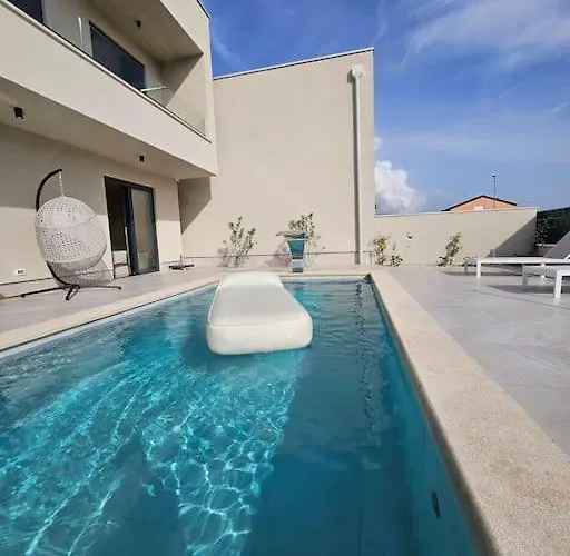 Chandra Villa, Stylish Seaside With Private Salt 10 M Pool Novigrad Istria
