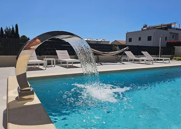 Villa Chandra Villa, Stylish Seaside With Private Salt 10 M Pool *