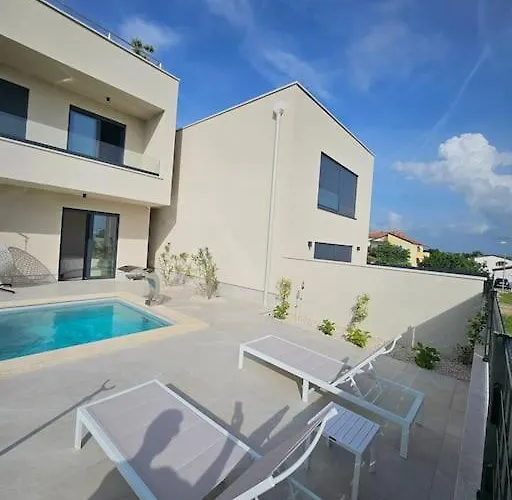Villa Chandra Villa, Stylish Seaside With Private Salt 10 M Pool *