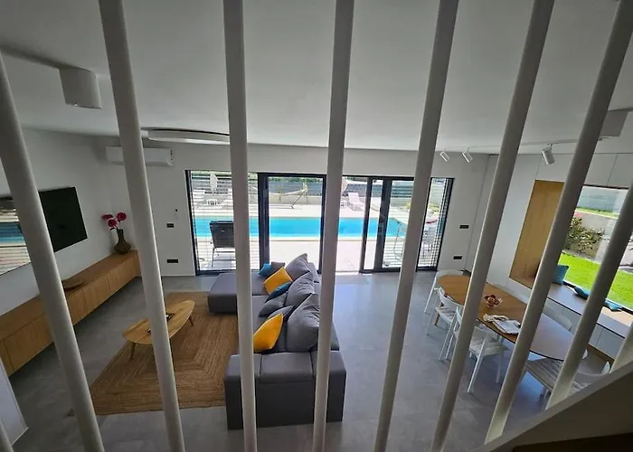 Chandra Villa, Stylish Seaside With Private Salt 10 M Pool فيلة