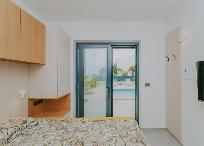 Chandra Villa, Stylish Seaside With Private Salt 10 M Pool Villa *