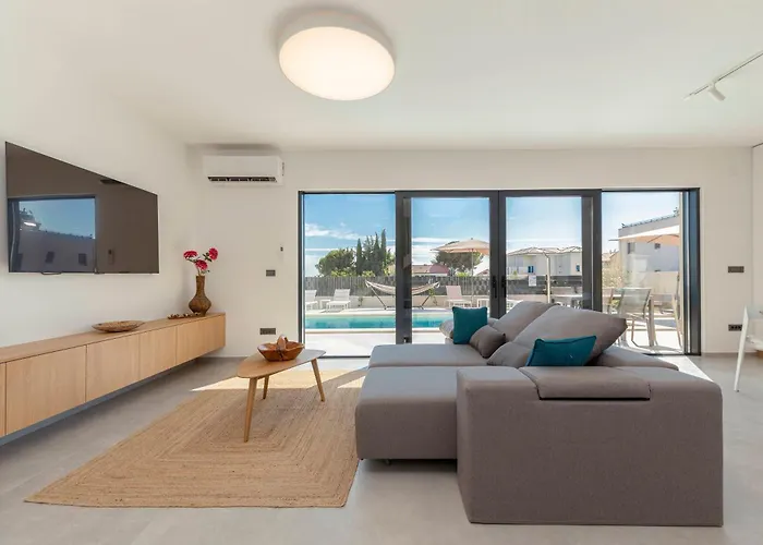 Chandra Villa, Stylish Seaside With Private Salt 10 M Pool Villa *