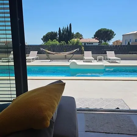 Chandra Villa, Stylish Seaside With Private Salt 10 M Pool Novigrad Istria