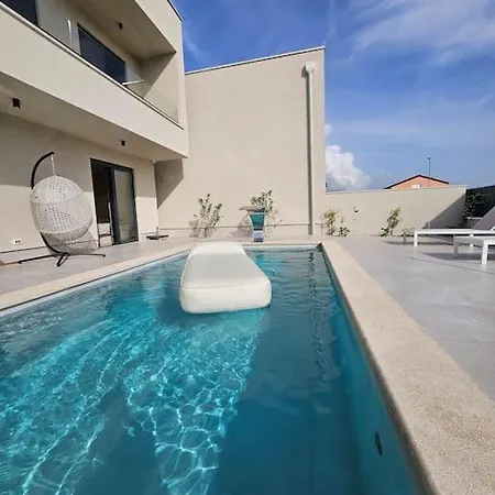 Chandra Villa, Stylish Seaside With Private Salt 10 M Pool Novigrad Istria