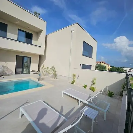 Villa Chandra Villa, Stylish Seaside With Private Salt 10 M Pool *