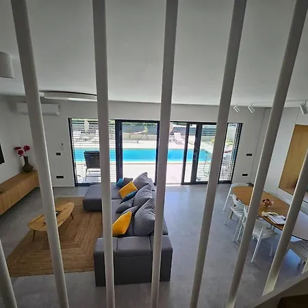 Chandra Villa, Stylish Seaside With Private Salt 10 M Pool Villa