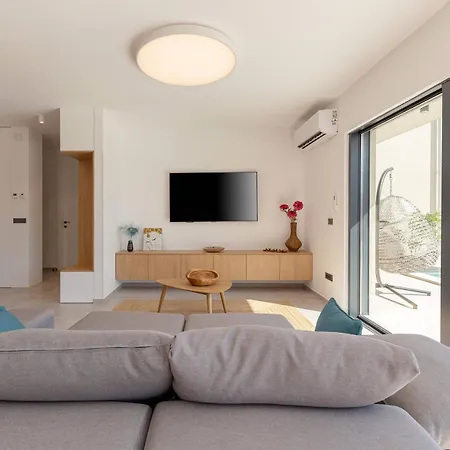Chandra Villa, Stylish Seaside With Private Salt 10 M Pool Novigrad Istria