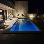 Chandra Villa, Stylish Seaside With Private Salt 10 M Pool Вилла