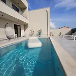 Chandra Villa, Stylish Seaside With Private Salt 10 M Pool Новиград