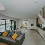 Villa Chandra Villa, Stylish Seaside With Private Salt 10 M Pool
