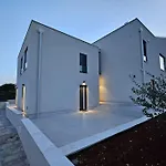Вилла Chandra Villa, Stylish Seaside With Private Salt 10 M Pool