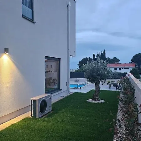 Chandra Villa, Stylish Seaside With Private Salt 10 M Pool Villa Novigrad Istria