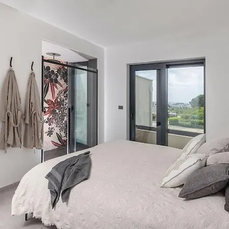Chandra Villa, Stylish Seaside With Private Salt 10 M Pool Новиград