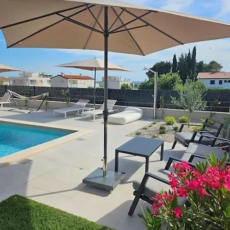 Chandra Villa, Stylish Seaside With Private Salt 10 M Pool Novigrad Istria