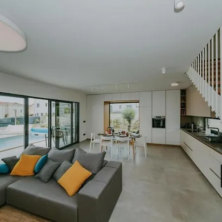 Villa Chandra Villa, Stylish Seaside With Private Salt 10 M Pool
