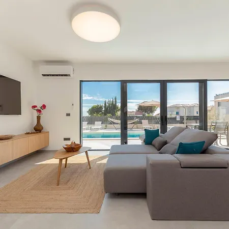 Chandra Villa, Stylish Seaside With Private Salt 10 M Pool Вилла *