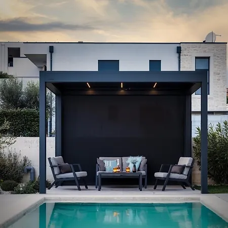 Chandra Villa, Stylish Seaside With Private Salt 10 M Pool